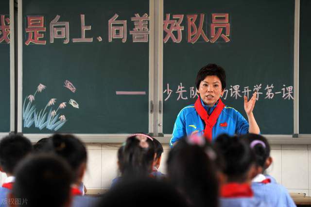 首席执行官理查德-阿诺德在卡灵顿周围变得更加显眼，并在曼联在老特拉福德以1-2输给布莱顿后参加了一场长时间的引援会议。